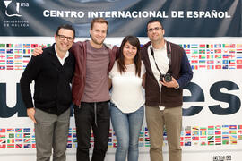 Antonio Hierro con alumnos en su graduación. Centro Internacional de Español. Marzo de 2015