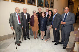 Foto de grupo tras la entrega de la Medalla de la Ciudad y del título de Hijo Predilecto a Eugeni...