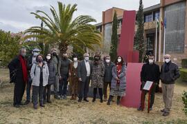 Foto de grupo tras la inauguración de la escultura "6+1", de José Ignacio Díaz de Rábag...
