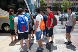 Alumnos subiendo al autobús. Salida desde el Campus de El Ejido. Aventura Amazonia Marbella. Olim...
