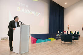 Fabián Arrebola presenta la conferencia "Dialogando" con Chema Alonso. Salón de actos d...