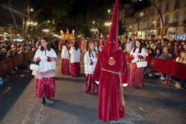 Monaguillos y nazarenos en el desfile procesional de la Hermandad de los Estudiantes. Málaga. Abr...