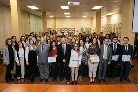 Foto de grupo tras la entrega de premios y menciones. Facultad de Ciencias Económicas y Empresari...