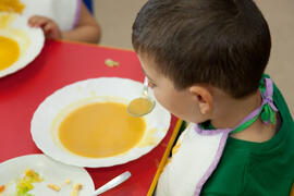 Niño comiendo en la Escuela Infantil Francisca Luque. Campus de Teatinos. Mayo de 2014