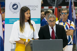 Presentadores de la ceremonia de inauguración. Campeonato Europeo Universitario de Balonmano. Ant...