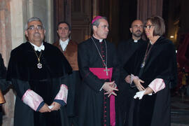 Adelaida de la Calle, junto al Obispo de Málaga, Jesús Catalá y otros miembros del desfile proces...