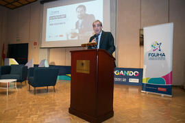 Antonio María Lara presenta la conferencia "Dialogando", con Pere Estupinyà. Facultad d...
