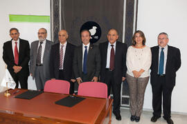 Foto de grupo tras la firma del convenio con la Universidad de Sharjah, Emiratos Árabes. Edificio...