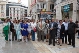 Foto de grupo tras la inauguración de la exposición "Málaga, 50 años de la Facultad de Econó...