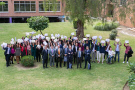 Foto de grupo tras el III Encuentro "10Graduadxs10". Facultad de Ciencias Económicas y ...