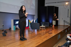 Intérprete de signos. Luisa María Gómez del Águila presenta la conferencia "Dialogando"...