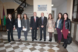 Foto de grupo tras la inauguración de la exposición "Málaga, 50 años de la Facultad de Econó...