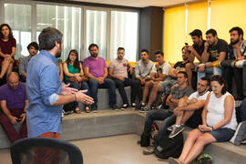 Nacho Muñoz presenta la actividad a los participantes en el Spin-Off Scape. Edificio "The Gr...