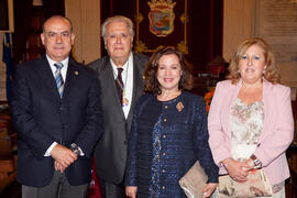 Foto de grupo tras la entrega de la Medalla de la Ciudad y del título de Hijo Predilecto a Eugeni...