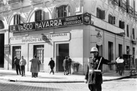 Málaga. Esquina de la calle Atarazanas con Puerta del Mar. Oficina de Renfe. Febrero de 1963