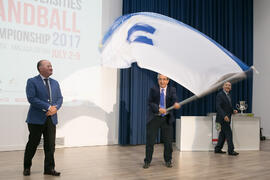 José Ángel Narváez ondea la bandera de la European University Sports Association en la Gala del D...