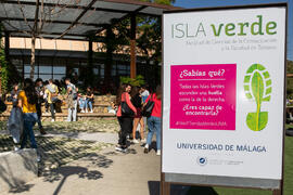 Alumnas en la nueva "Isla Verde" de la Universidad de Málaga. Facultad de Ciencias de l...