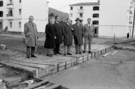 El alcalde Francisco García Grana y otras personalidades en la construcción del puente sobre el A...