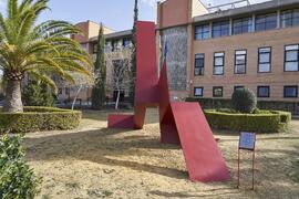 Escultura "6+1", de José Ignacio Díaz de Rábago. Facultad de Ciencias de la Educación y...