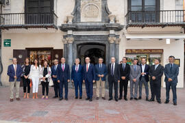 Foto de grupo. 230º Aniversario de la Sociedad Económica Amigos del País. Plaza de la Constitució...