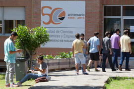 Ambiente en la facultad de Ciencias Económicas y Empresariales. Campus de El Ejido. Mayo de 2015