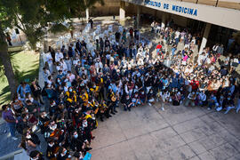 Foto de grupo. Homenaje a los sanitarios en la Facultad de Medicina de la Universidad de Málaga. ...