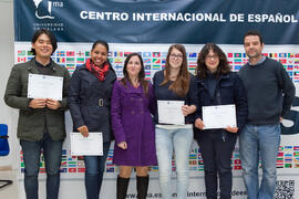Beatriz Pons y José Carlos Godoy con alumnos en su graduación en el CIE de la Universidad de Mála...
