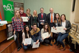 Foto de grupo con los galardonados tras la entrega de premios de la VII Olimpiada de Economía. Fa...