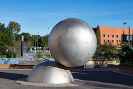 Escultura en la Facultad de Ciencias de la Universidad de Málaga. Campus de Teatinos. Febrero de ...