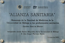 Placa junto a la escultura en homenaje a los sanitarios tras la pandemia. Facultad de Medicina de...