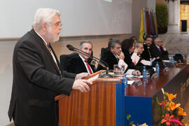 José Manuel Cabra de Luna en la imposición de la Medalla de Oro de la Universidad de Málaga a la ...