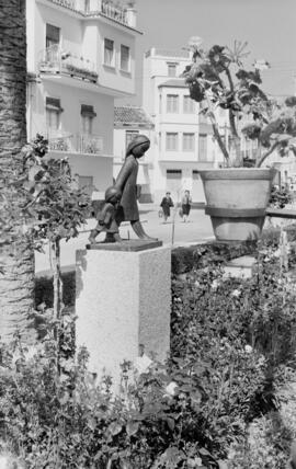 Málaga. Estatua de la Plaza de la Victoria. Mayo de 1963