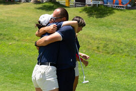 Golfistas se abrazan en el Campeonato Europeo de Golf Universitario. Antequera. Junio de 2019