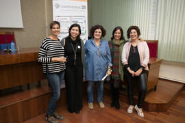 Foto de grupo previa a la mesa redonda "El emprendimiento femenino en la sostenibilidad y pr...