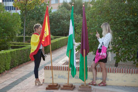 Alumnas posan entre banderas. Bienvenida a los alumnos de intercambio internacional de la Univers...