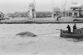 Remolque de embarcación hundida en la regata de balandros. Puerto de Málaga. Enero de 1963