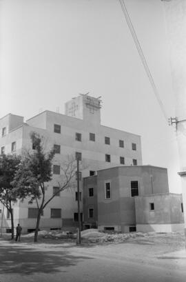 Fase final de la construcción del Hospital de la Cruz Roja en Ciudad Jardín. Málaga. Octubre de 1963