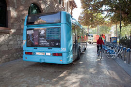 Autobús de la EMT durante la presentación del cartel publicitario del 50º Aniversario de la Facul...