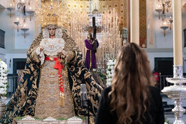 Actuación de Berna Perles frente a la imagen de María Santísima de la Esperanza en la Casa Herman...