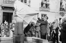 El alcalde Francisco García Grana descubriendo la escultura que corona la fuente de la plaza de L...