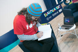 Chema Alonso firma libros tras la conferencia "Dialogando". Salón de actos de la E.T.S....