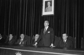 Francisco García Grana, alcalde de Málaga, dirigiéndose al público desde la mesa presidencial de ...