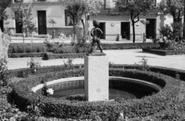 Málaga. Estatua y fuente de la Plaza de la Victoria. Mayo de 1963