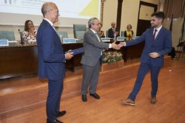 Entrega del premio al mejor expediente académico de Grado a Pedro Fernández Martín. Celebración d...