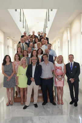 Foto de grupo tras la toma de posesión de los nuevos catedráticos y profesores titulares. Edifici...
