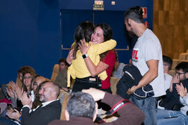 Míriam García saluda a una asistente a la conferencia "Emprendimiento y promoción del territ...