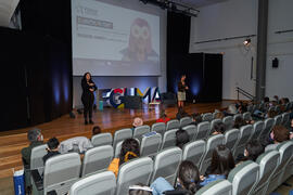 Luisa María Gómez del Águila presenta la conferencia "Dialogando" con Raquel Haro. Facu...