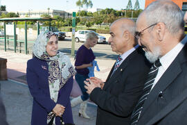 Hissa Al-Otaiba, Hamid Al-Naimiy y Maamar Bettayeb en la inauguración de la Oficina de la Univers...
