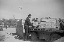 Translado de portes al buque ubicado en el Puerto de Málaga. Marzo de 1963