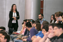 Alumno en el turno de preguntas de la conferencia "Dialogando". Salón de actos de la E....